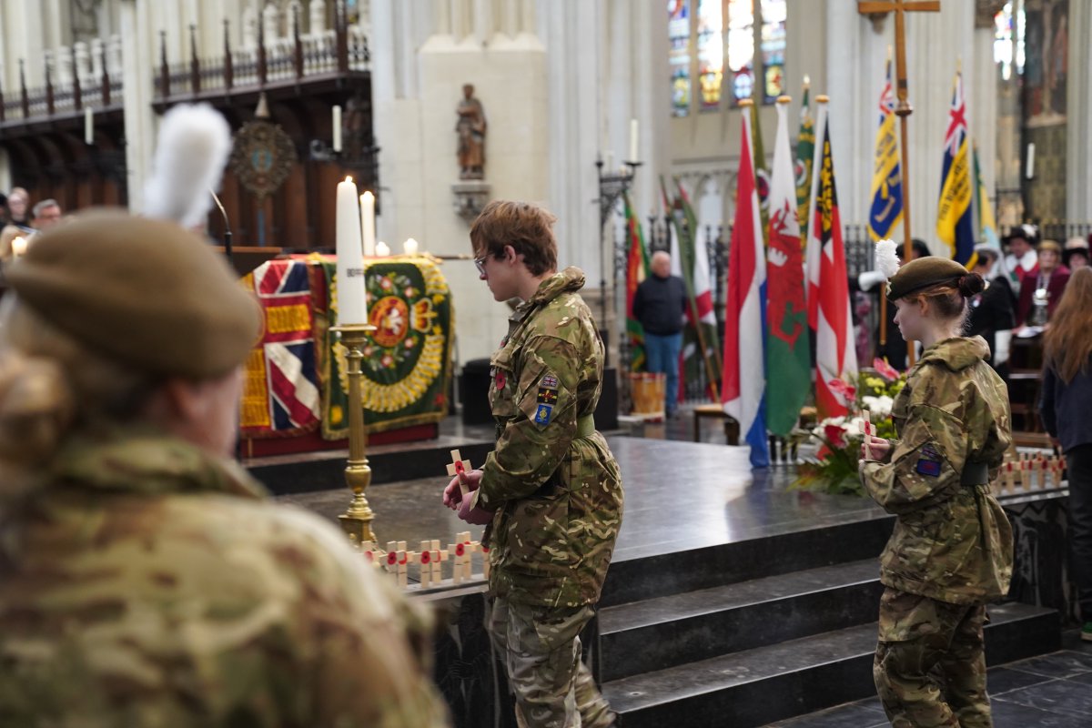 Mae Cymru’n cofio ❤️

This weekend marks 80 years since the liberation of s-Hertogenbosch by the 53rd Welsh Division in 1944 🏴󠁧󠁢󠁷󠁬󠁳󠁿🇳🇱

Deputy First Minister @Huw4Ogmore will join local representatives and members of our Armed Forces for a Service of Remembrance.

 #DenBosch80