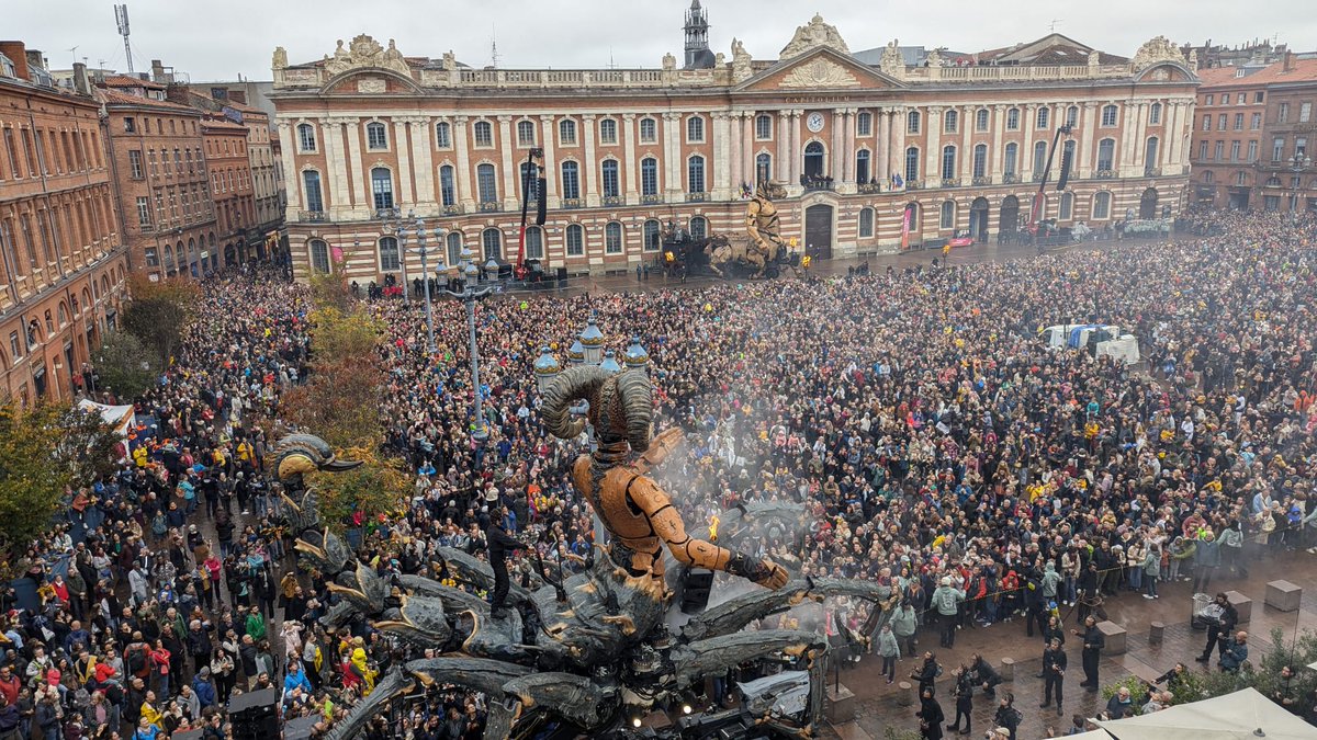 Suivez avec nous le show ! Vidéos et photos sont sur notre direct😍actu.fr/occitanie/toul…