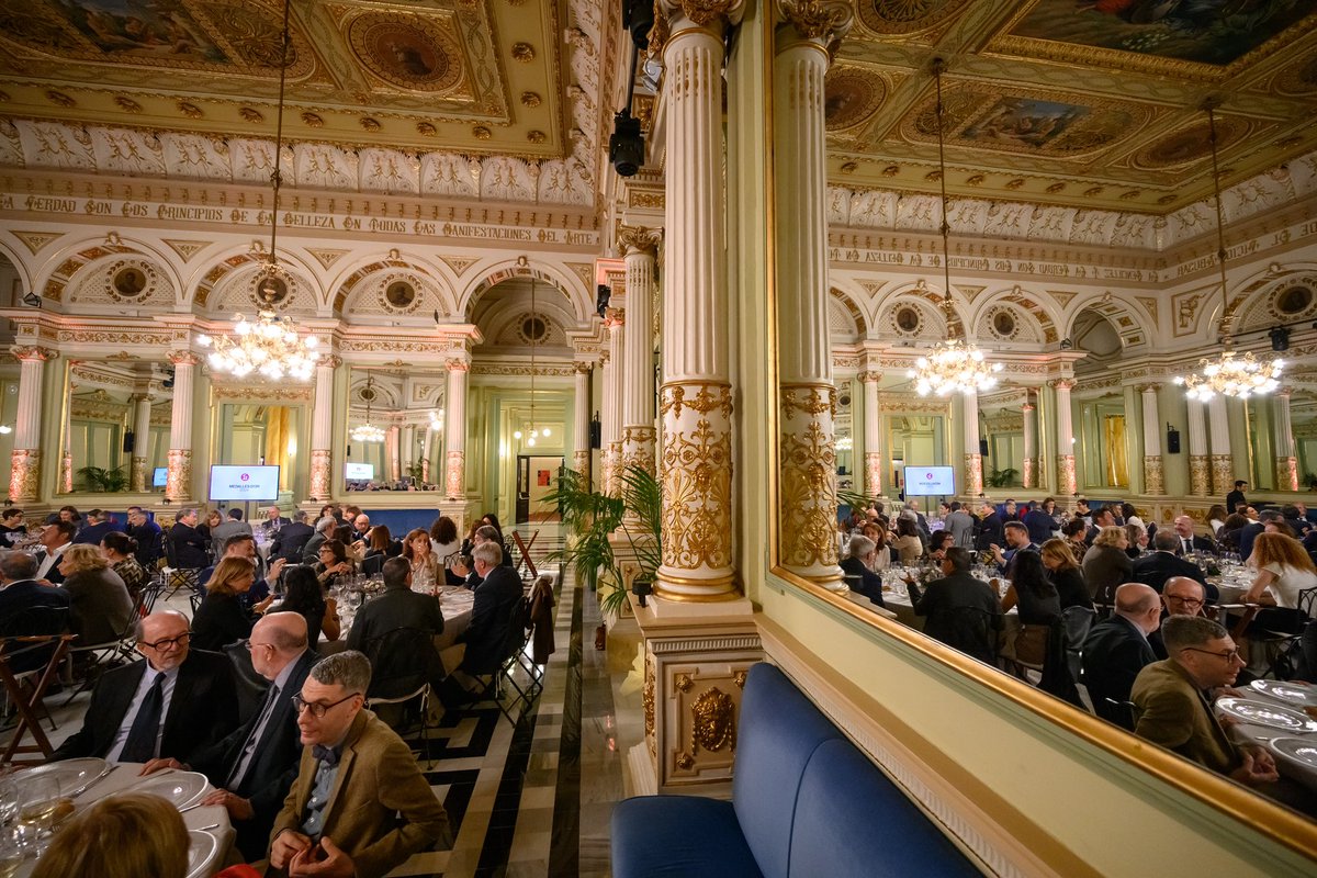 Enhorabona als guardonats amb la Medalla d’Or del Gran Teatre del Liceu 2024!

Tots ells han treballat a un nivell artístic i professional d’excepcional qualitat que els fan clarament mereixedors de rebre aquesta distinció. 

(📷 A. Bofill)