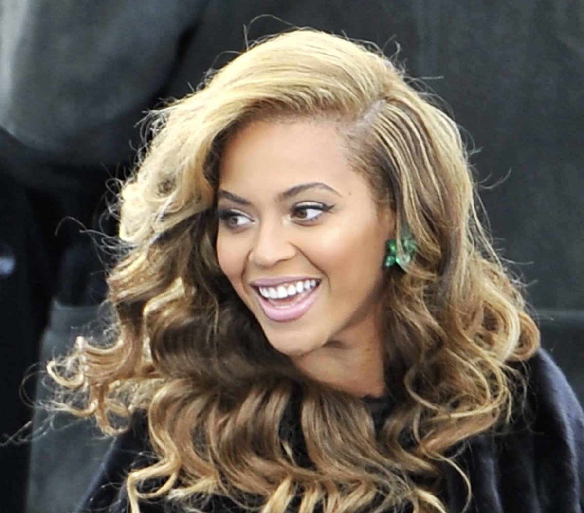 RandomGuy2203's tweet image. Beyoncé with the Inauguration side part 2013 vs. 2024 😍
