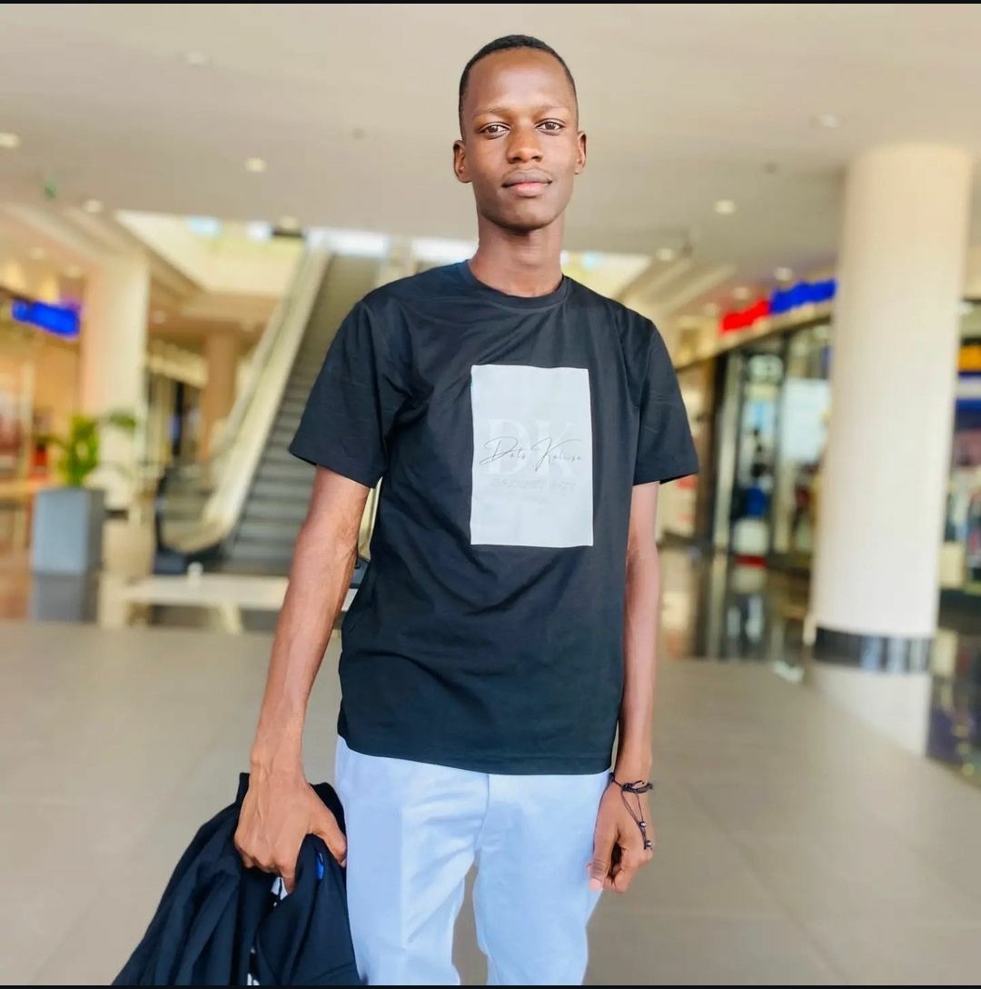 phonestreet_ug's tweet photo. applause 👏👏for the Best Sales Manager of the week @datskalisa https://t.co/8M8WsTZg71