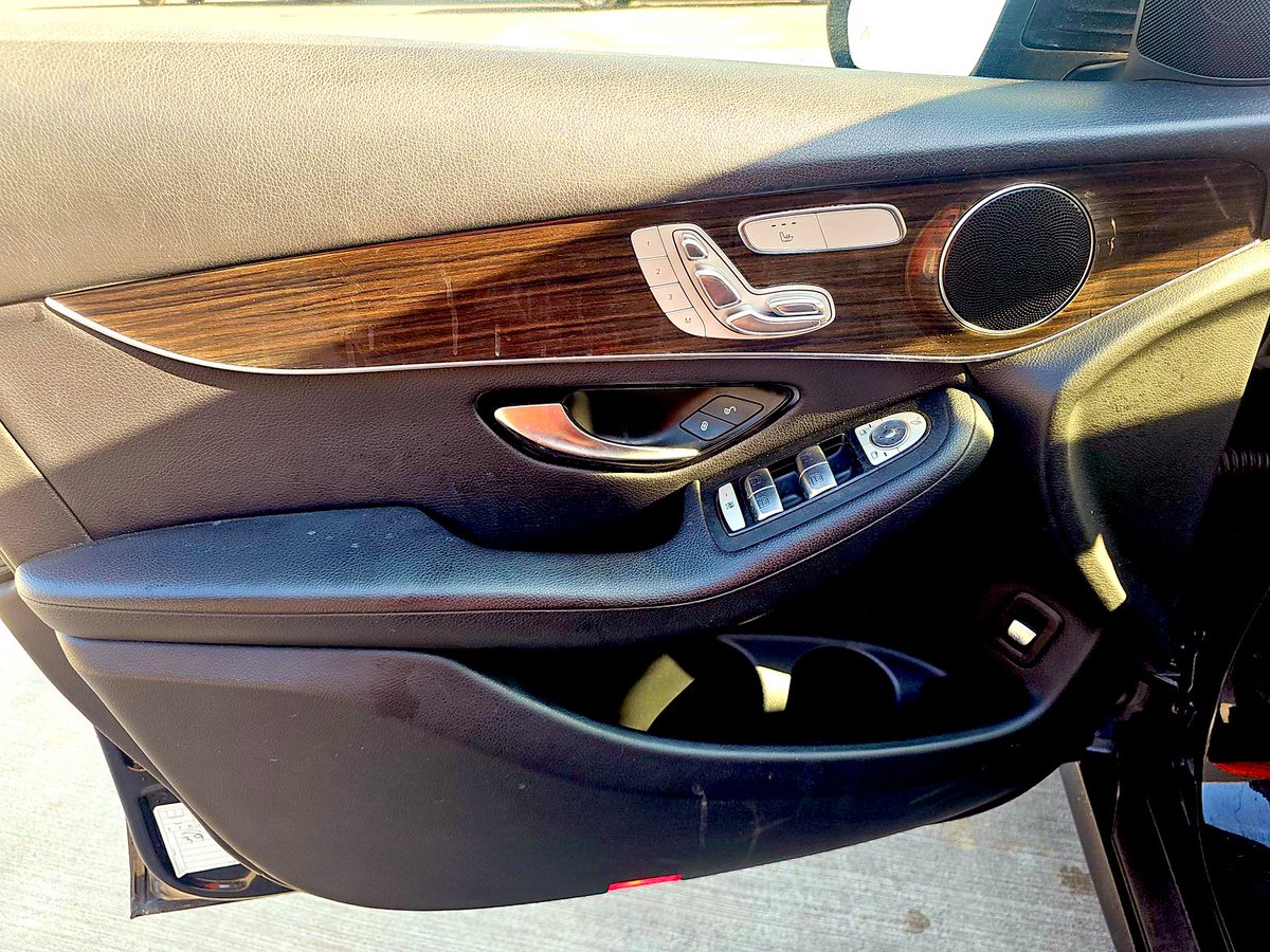 MERCEDES GLC 300/ 4 MATIC
ANNÉE 2016
BOITE AUTOMATIQUE 
ÉNERGIE ESSENCE ⛽️ 
MOTORISATION 4 CYLINDRES 
KILOMÉTRAGE : 110.780 Miles
INTÉRIEUR EN CUIR 
CAMÉRA ET RADAR DE RECUL 
CLEAN TITLE 
🚨PRIX : 15.000.000 FCFA
#Rtapprécié