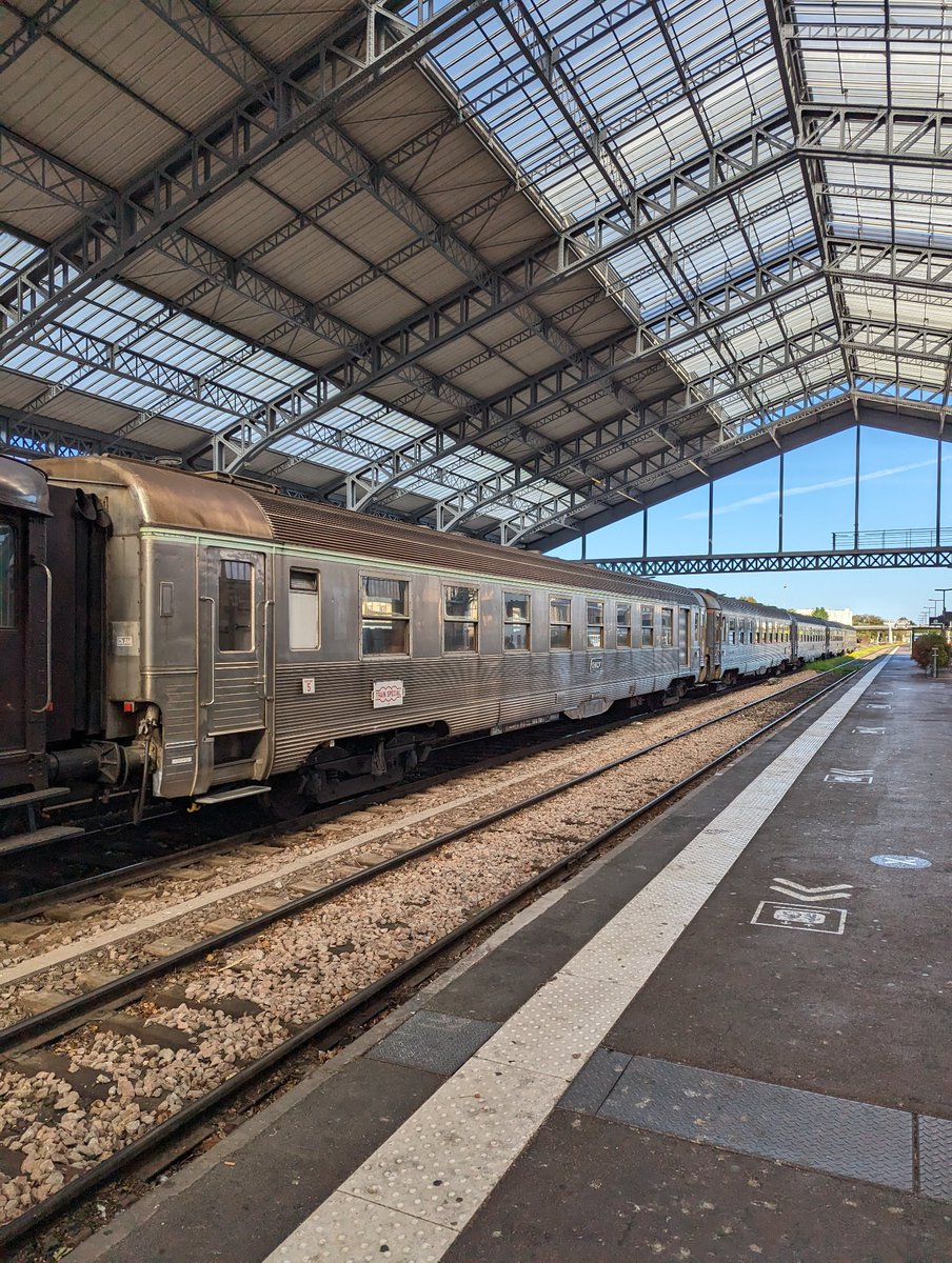 Nous sommes arrivés à Troyes, terminus de notre Champagne Express. 

Profitez d'une bonne visite de la ville de Troyes 🍾

🚂 Nous repartons ce soir à 18h34 de la voie 4