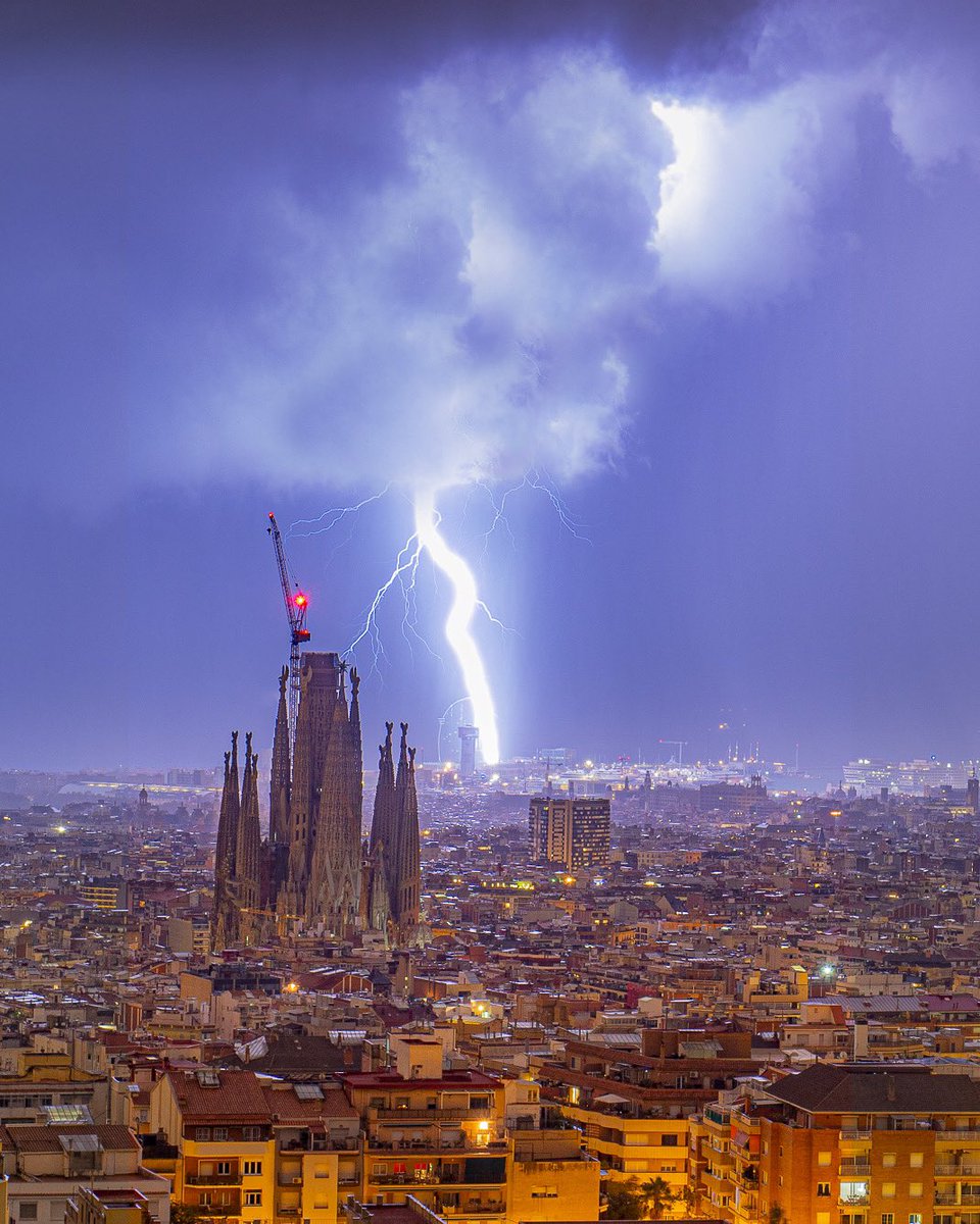 Potent llamp aquesta matinada impactant davant Barcelona, just al costat de l'hotel Vela. Quines bombes han caigut aquesta nit!⚡️💥