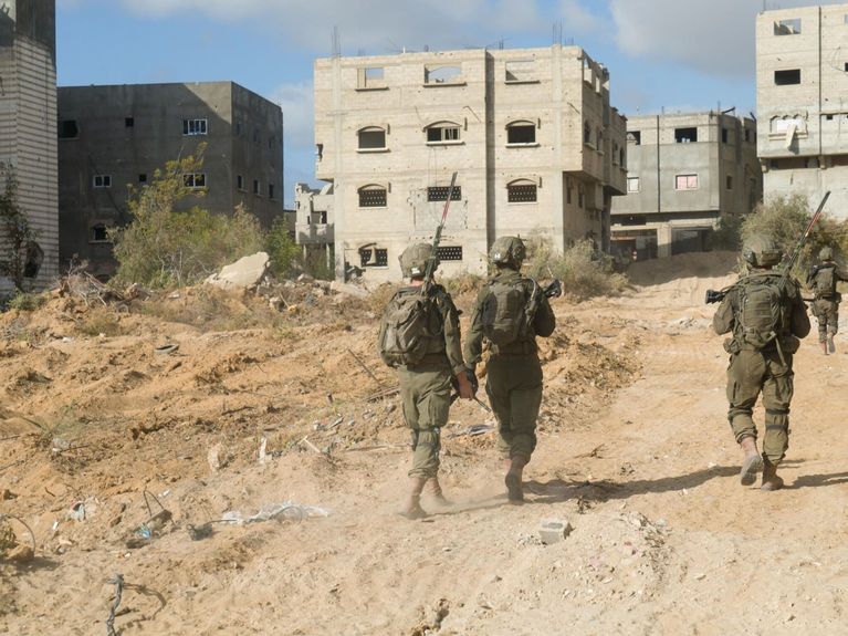 La <a href="/AgrupacionUgt/">Agrupación de Periodistas de UGT</a> denuncia los asesinatos de los  periodistas Ghasan Nayar, Mohamed Reda y Wisam Qasem  en Hasbaya, en el sureste del Líbano donde otros tres reporteros también resultaron heridos por el bombardeo mientras ejercían su labor profesional.
swissinfo.ch/spa/el-l%c3%ad…