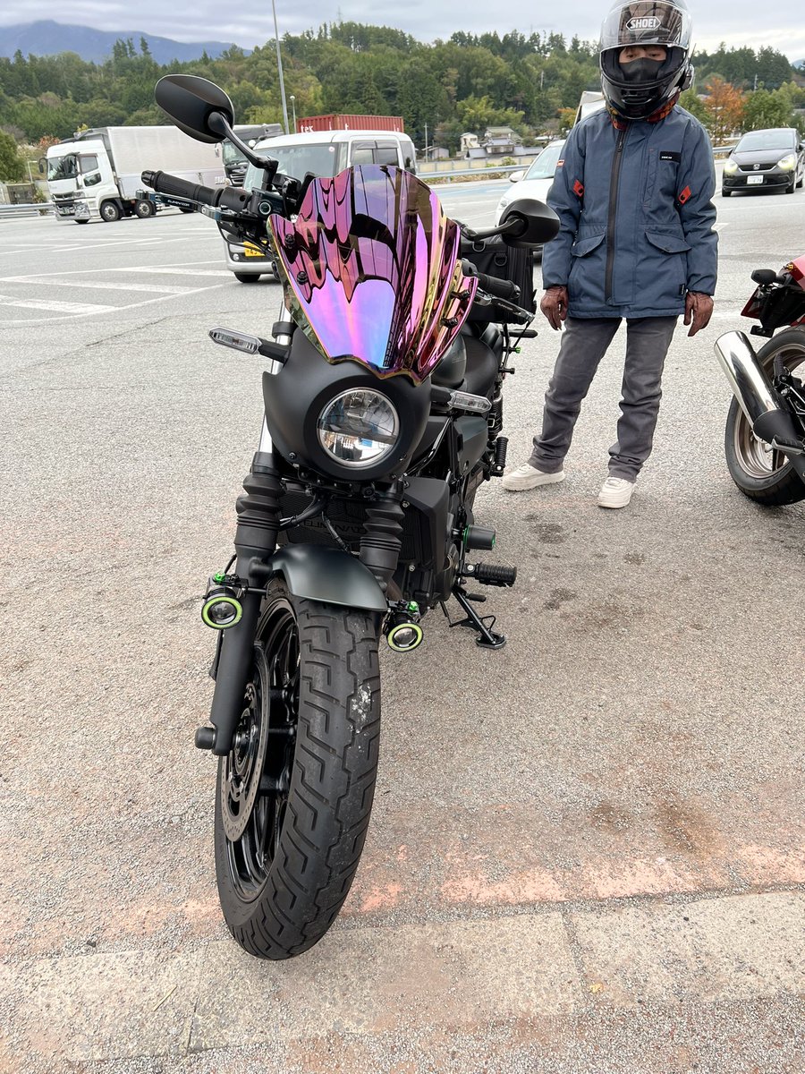 ridingsupport's tweet photo. 先週の木曜日にエリミネーター400SEのスーパーローダウン仕様が完成しました👍
約680mm程に出来ました。勿論、フロントも40mm程落としましたので前後のバランスも良く、重心位置が下がったお陰で旋回中の安心感がUPしました🙆アメリカンとはステップ位置が違いますので普通の走行は可能でした！😮‍💨 https://t.co/LniRm4VEpZ
