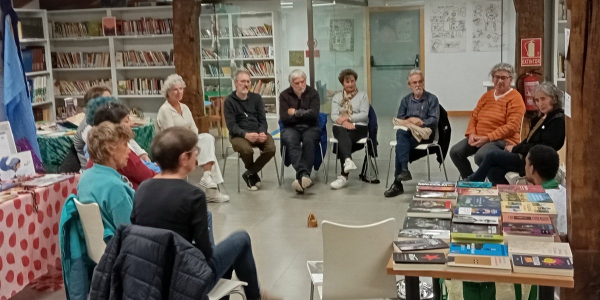 itxaurdi's tweet image. Larraintzarko liburutegian, irakurle taldean, Sahara eta Saharako poesia mintzagai: tearen inguruan solasa, elkartasuna, xamurtasuna eta engaiamendua, Tateh Breikaren eskutik. Sahara hurra eta Marokori egurra! #FreeSahara