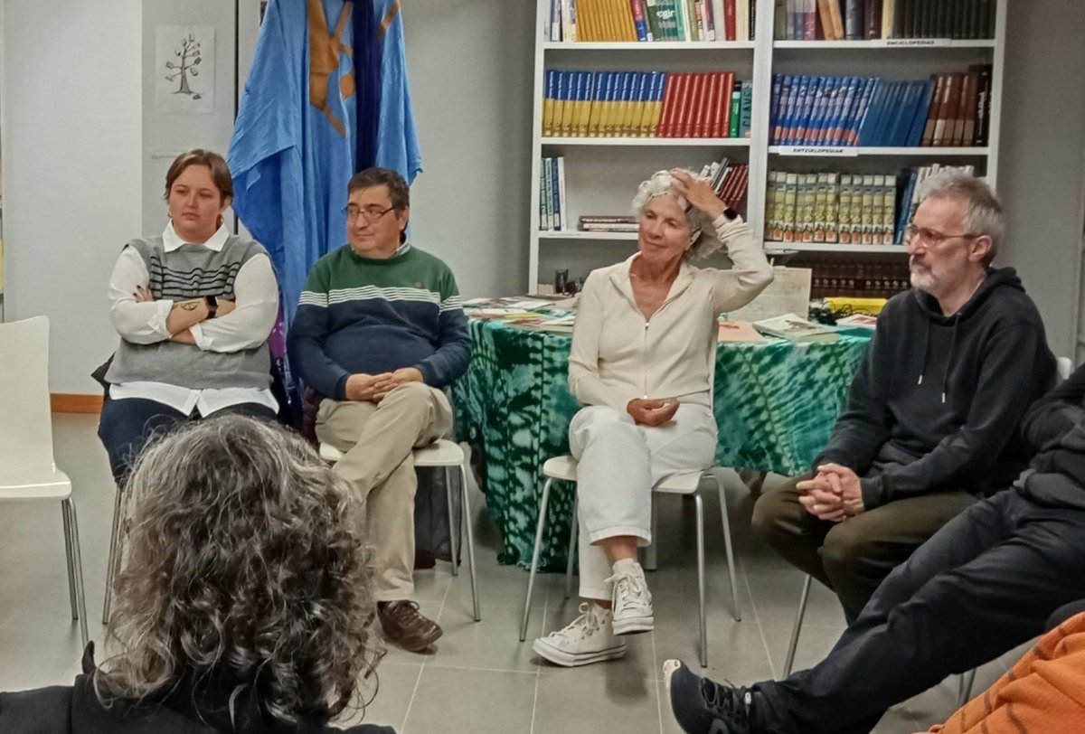 itxaurdi's tweet image. Larraintzarko liburutegian, irakurle taldean, Sahara eta Saharako poesia mintzagai: tearen inguruan solasa, elkartasuna, xamurtasuna eta engaiamendua, Tateh Breikaren eskutik. Sahara hurra eta Marokori egurra! #FreeSahara