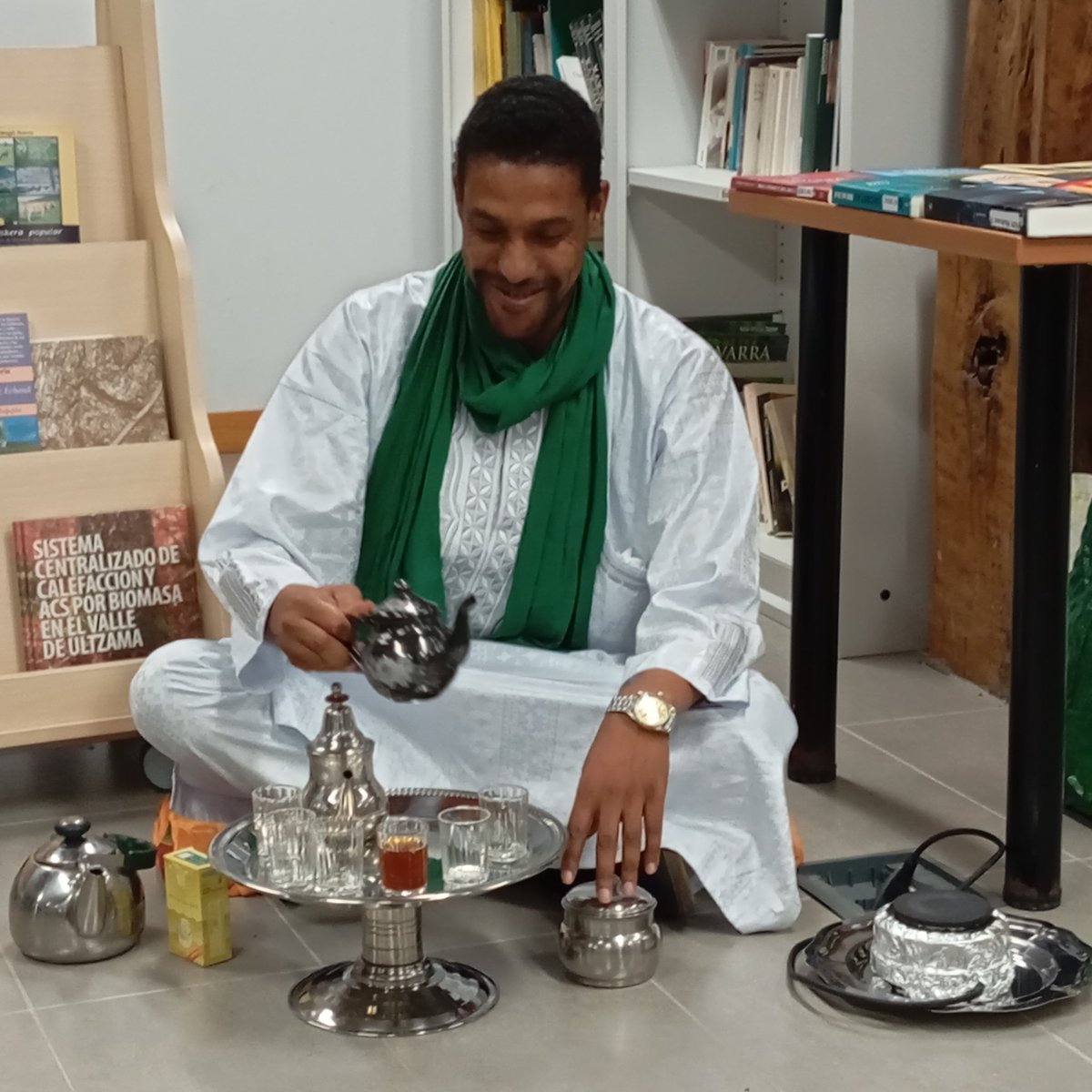 itxaurdi's tweet image. Larraintzarko liburutegian, irakurle taldean, Sahara eta Saharako poesia mintzagai: tearen inguruan solasa, elkartasuna, xamurtasuna eta engaiamendua, Tateh Breikaren eskutik. Sahara hurra eta Marokori egurra! #FreeSahara