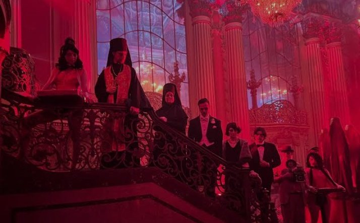 ⠀
The guests are greeted by the staffs who already dressed in spooky yet sophisticated costumes. Each staff member stays in character, enhancing the eerie ambiance with carefully crafted performances that keep guests on edge in the most delightful way.
⠀