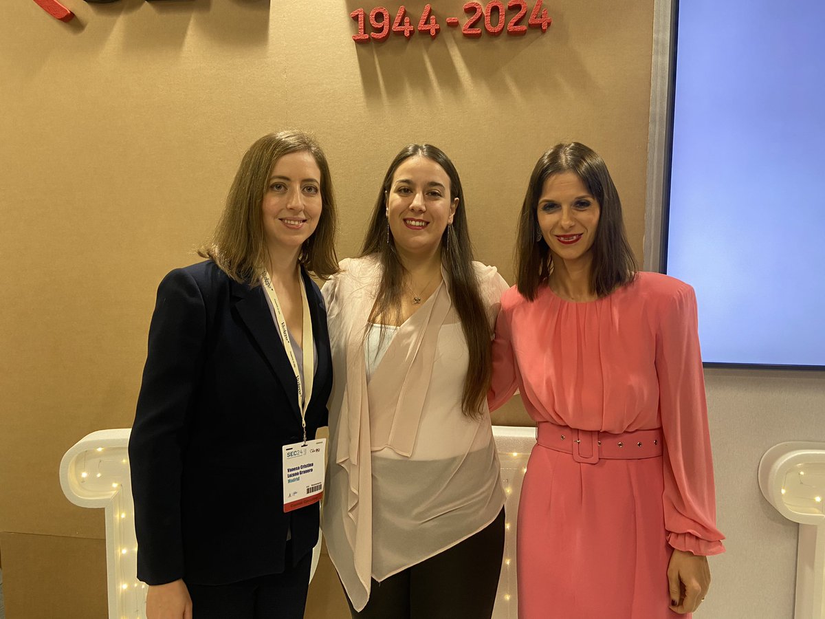 #SEC24 Acto para residentes 🎉👩‍⚕️👨‍⚕️
Desde el stand de la SEC damos la bienvenida a los jóvenes cardiólogos (R1) y felicitamos a quienes culminan su residencia (R5) 🎓👏

Cristina Lozano, Eva Moreno y Clara Bonanad recuerdan a los jóvenes cardiólogos la importancia de pertenecer a