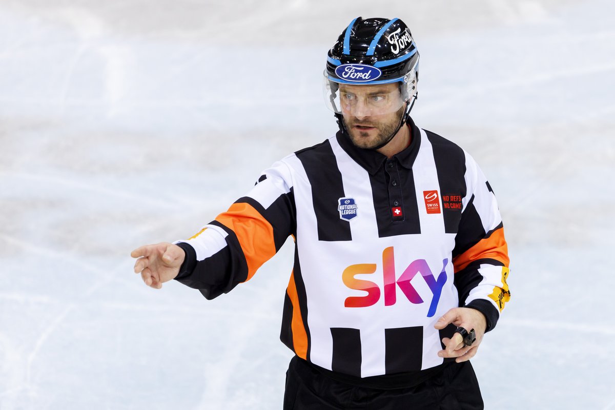 SwissIceHockey's tweet photo. ⚫⚪ Viele aktuelle Schiedsrichter haben nach ihrer Karriere als Spieler ins Schiedsrichterwesen gewechselt. Erkennt ihr die beiden?
👀 De nombreux arbitres actuels se sont reconvertis dans l'arbitrage après leur carrière de joueur. Vous les reconnaissez ?
#weekofthereferee https://t.co/XnUQCcvbzU