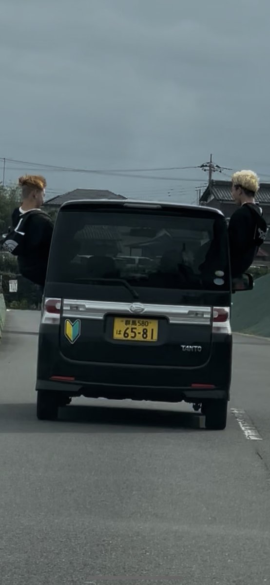 rbfllam's tweet photo. 佐野のアウトレット近くでこの右側のガキが人の彼女に車越しに話しかけてきてくそ頭にきたんだけど一緒にいたから何もせず動画だけ撮ったけど
見返すたびにキレそうでぶっ叩きたいから誰かこいつ知らんかな？
この車は変なクソブス田舎ギャルみたなのが運転してたんだけど
顔写ってないから分からんか https://t.co/6Hjbhmj8oi
