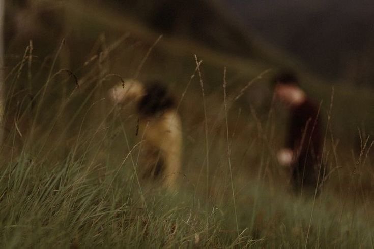 Ben aşk nedir bilmem. 
Eski kafalıyım. 
Bir seni bilirim 
Bir de adın geçince sıkışan kalbimi.

Atilla İlhan