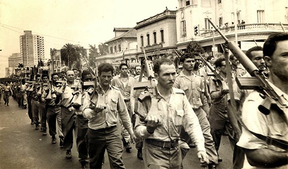 1959, ante millón y medio de cubanos,  frente al Palacio Presidencial, el Comandante en Jefe Fidel Castro anuncia la creación de las Milicias Nacionales Revolucionarias (MNR) y denuncia ante el mundo los salvajes bombardeos de aviones piratas contra la población civil.