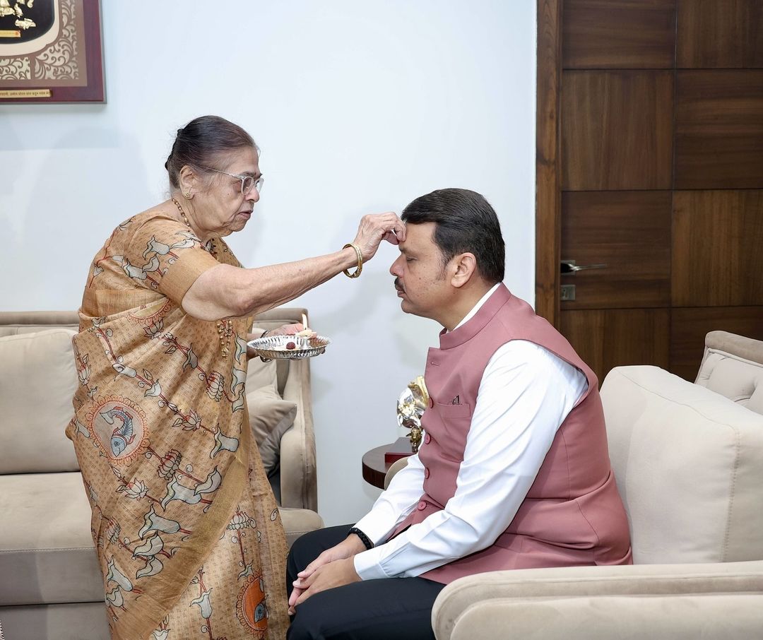Shaaanu08's tweet photo. Fashion meets politics! Devendra Fadnavis in Ajit Dada Pawar’s pink jacket for his nomination! 🎨 #pinkcampaign #powerofpink https://t.co/KDEebqIMQz