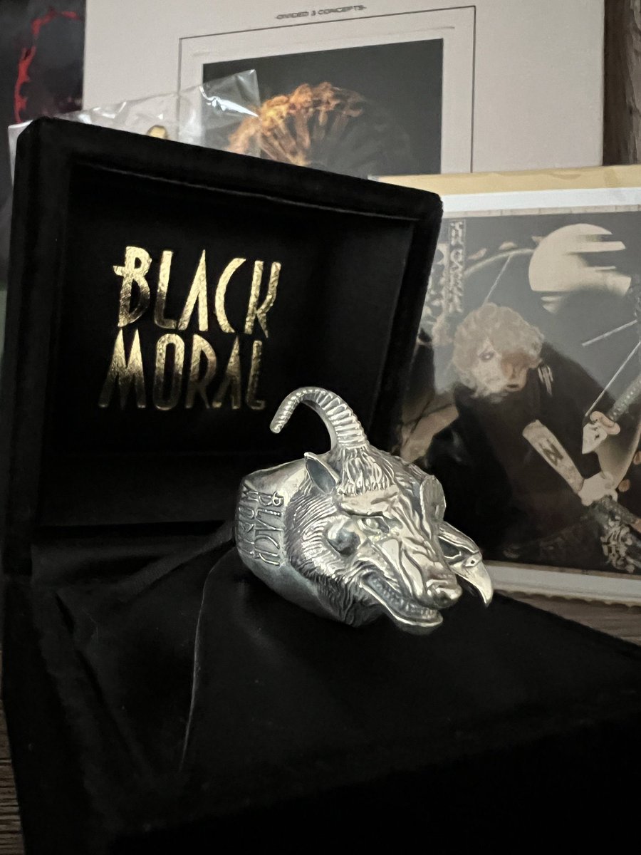 AishiteruRuki's tweet photo. My Beautiful Deformity Ring from Black Moral finally arrived today. 😌I've been looking for it for a long time and finally found an affordable one. It's a Christmas present from me to myself. 😅I am so happy to finally own this treasure. ✨🖤🥹 #ガゼット #theGazettE #BLACKMORAL https://t.co/fFNokcu1yr