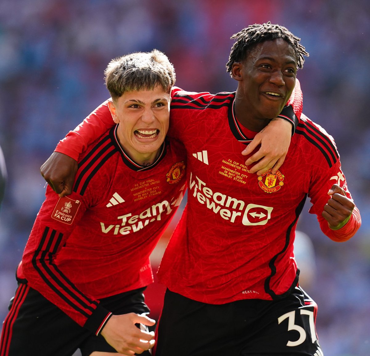 _BeFootball's tweet photo. 🚨 𝗟𝗨𝗡𝗔𝗜𝗥𝗘 😭😭

Man United a demandé à Man City si Garnacho et Mainoo pouvaient profiter de leur jet privé pour se rendre à la cérémonie du Ballon d'Or lundi. ✈️

Pas de place leur a-t-on dit. ❌⛔️

Manchester United veut faire des économies.

(@MikeKeegan_DM) https://t.co/kM4vSL6luh