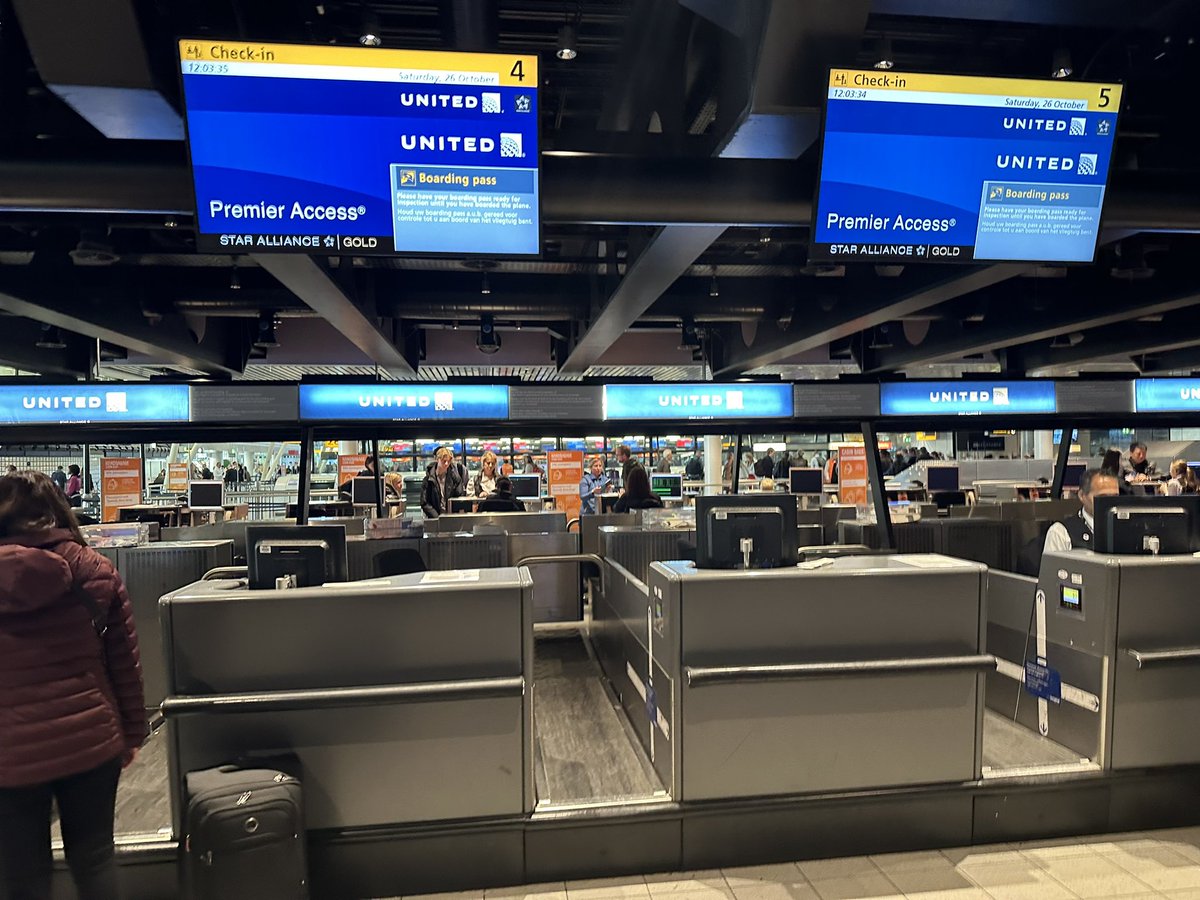 Steve DeJarnett (he/him) (@sdejarnett) on Twitter photo Hey <a href="/united/">United Airlines</a> You’ve got no one working Premier Access at AMS but 3 people working 1K. 🤔 Hey <a href="/united/">United Airlines</a> You’ve got no one working Premier Access at AMS but 3 people working 1K. 🤔