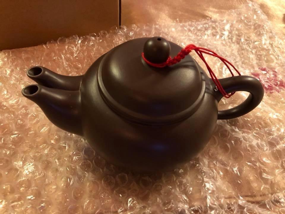 ちょうど六年前の今日も私は台湾にいて、お茶屋さんでホコリをかぶった二口の急須を購入したのだった。そのとき店員さんは「まさかこれが売れるとは……」という表情だったので、英語で「この二口には何の意味があるんですか？」と尋ねると、お茶を注ぐジェスチャーと共に日本語で一言。「はやい」