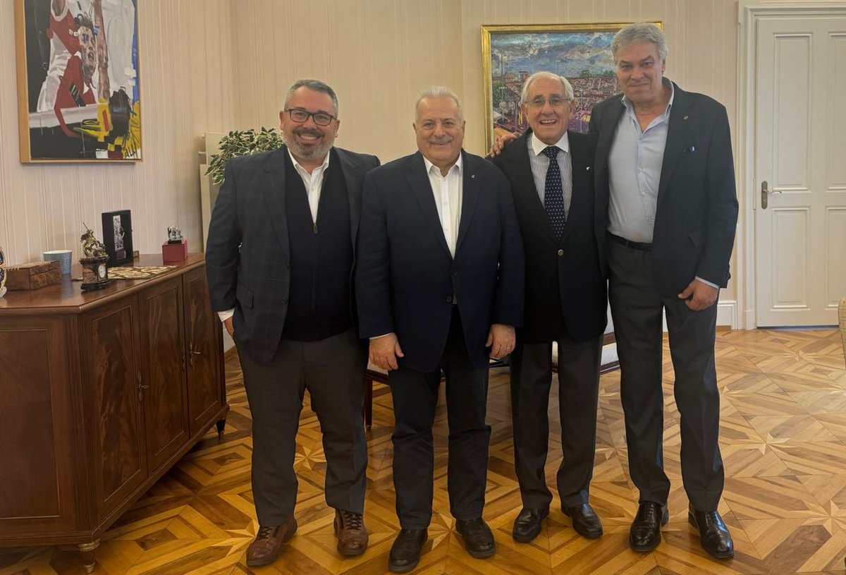 In settimana ho incontrato a Losanna il presidente della FIVB. Ary S Graça F° e il direttore generale Fabio Azevedo. 
Durante la riunione abbiamo discusso delle principali tematiche del volley mondiale e sull'opportunità di collaborazioni future <a href="/Federvolley/">Federvolley ⭐️⭐️⭐️⭐️⭐️⭐️⭐️</a> <a href="/volleyballworld/">Volleyball World</a>