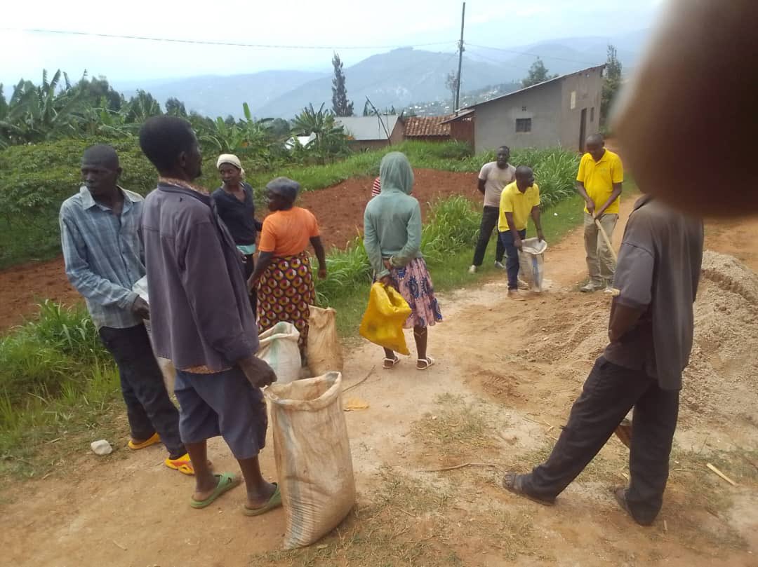 Uretse gutera ibiti, urubyiruko rwo muri <a href="/GakenkeDistrict/">Gakenke District</a> rufatanyije n’izindi nzego, rwagize uruhare mu muganda wo:
✅Gusiza ikibanza
✅Kubaka inzu 
✅Kubumba no Gutunda amatafari 
✅Gutunda umucanga 
<a href="/muka_vestine/">Vestine Mukandayisenga</a> <a href="/gahundemaurice/">Maurice Mugabowagahunde</a> <a href="/NgaboBrave/">Ngabo Brave Olivier, DMS</a> <a href="/RwandaYouth/">Rwanda Youth Council</a> <a href="/RwandaYouthArts/">Ministry of Youth and Arts | Rwanda</a>