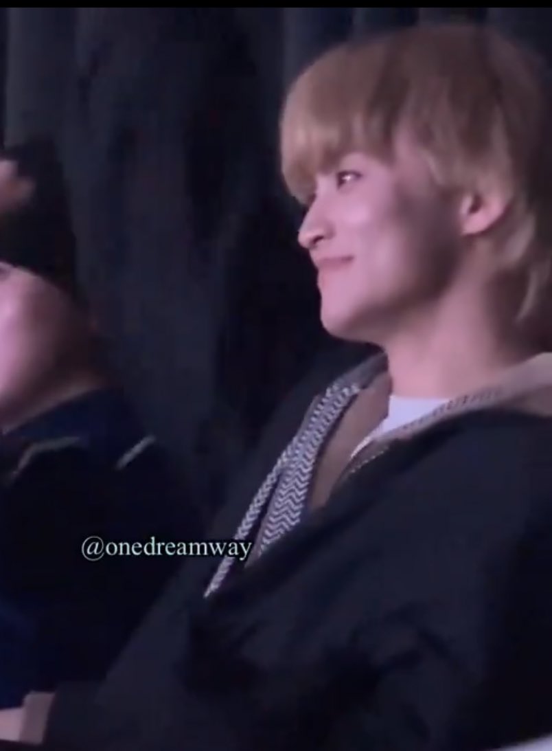 눈에 사랑이 가득해............
어떡해 ㅜㅜ 너무너무너무너무 좋아하는 눈빛을 
마구마구 쏘고있어