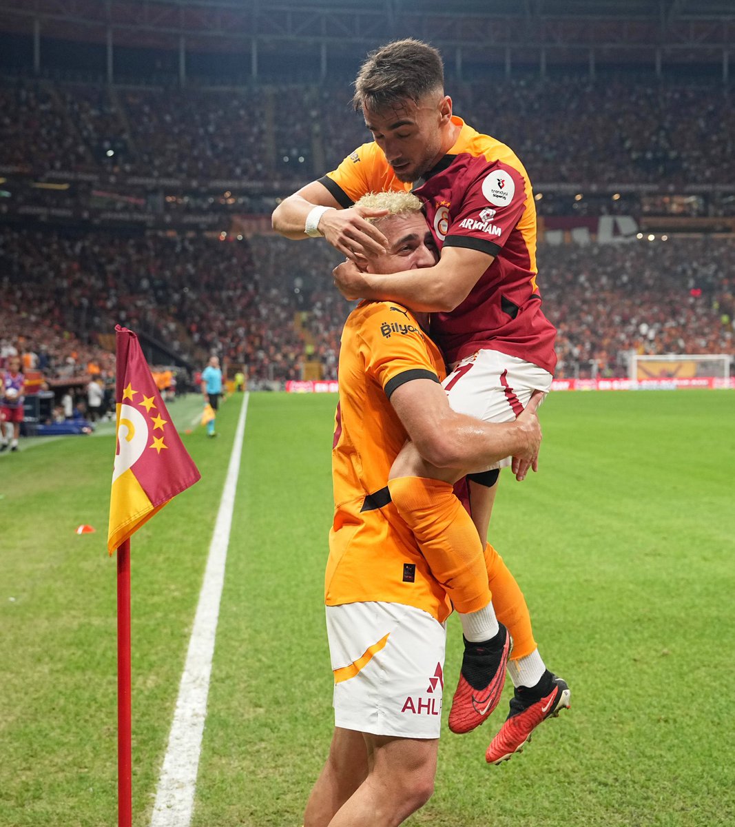 musleratavratt's tweet photo. yunus akgün ve barış alper’i saçma algılarla yıpratmaya çalışıyorlar, aslanlarımız sizin topçular gibi karaktersiz değil, başka yerde havlayın aq https://t.co/CQSKebILDL