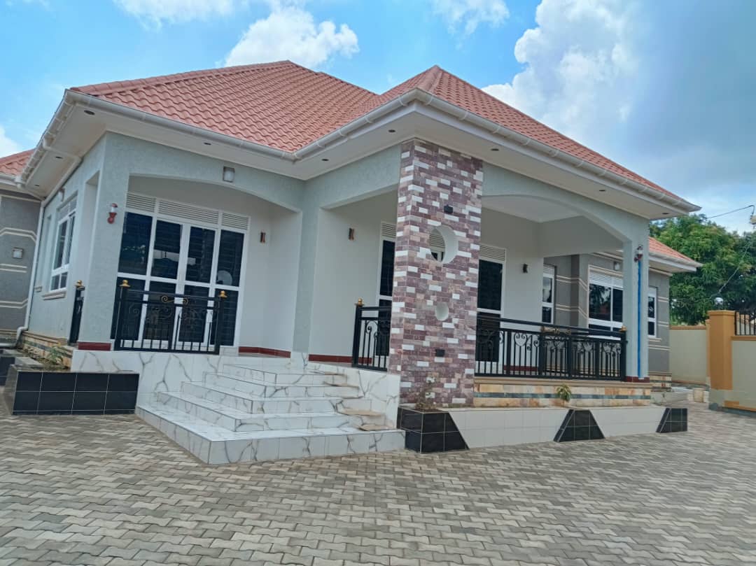 shukranproperty's tweet image. BRAND NEW HOUSE FOR SALE

LOCATED IN KITENDE ON ENTEBBE ROAD 300 METRES FROM THE MAIN ROAD

#4BEDROOMS SELF CONTAINED WITH #2BOY'S QUARTER, OUT SIDE TOILET 

SEATED ON #13DECIMALS PRIVATE MAILO LAND TITLE

PRICE #580M UGX 

0706592177

Anita among Buganda #NUPYouthConvention2024