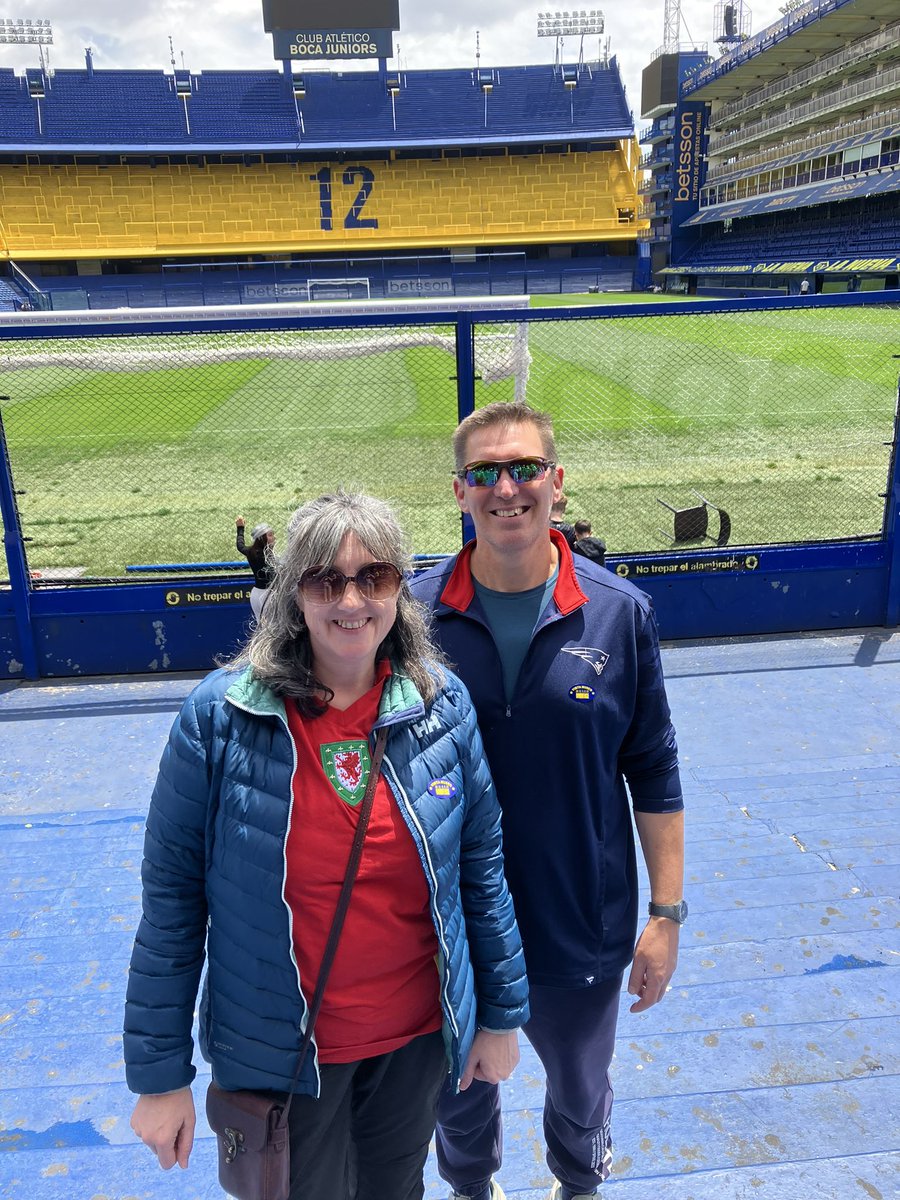 Mae aelodau o’r wal goch <a href="/FAWales/">FA WALES</a> ar daith yn Buenos Aires <a href="/BocaJrsOficial/">Boca Juniors</a> <a href="/HistoryCHS/">HistoryCHS</a> <a href="/officialCHS/">CHS</a>