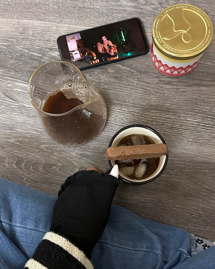 الغايَب مَش عذره معاه 
الغايَب في ناس تانية مونساه .🤍
#نقاء_الورد