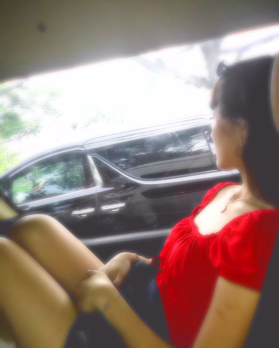 she is really giving us “pov: gf mo si maloi” pics
