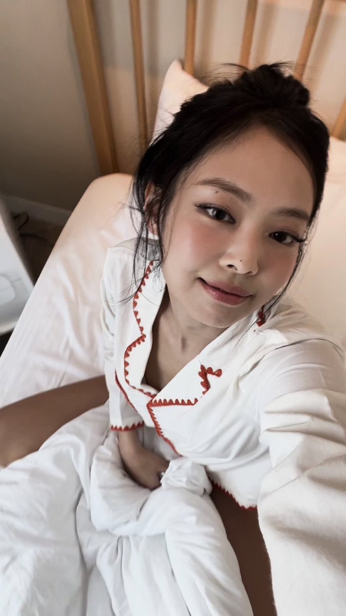jenniepics's tweet photo. THIS PICTURE??? https://t.co/UNWsWni27Q