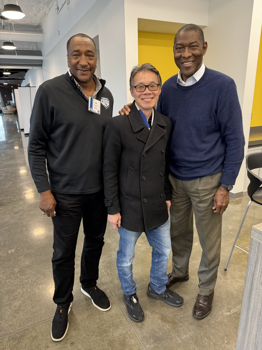 KYHuangs's tweet photo. It’s GAMEDAY! Both these UK legends will be at the K-Club by Kroger Field signing their books from 5-6:30 pm. Stop on by and say hello. (Yes, I’m that short.) #TheyCallMeGoose #TheyCallMeMrSecretary https://t.co/ui8MESyDgm