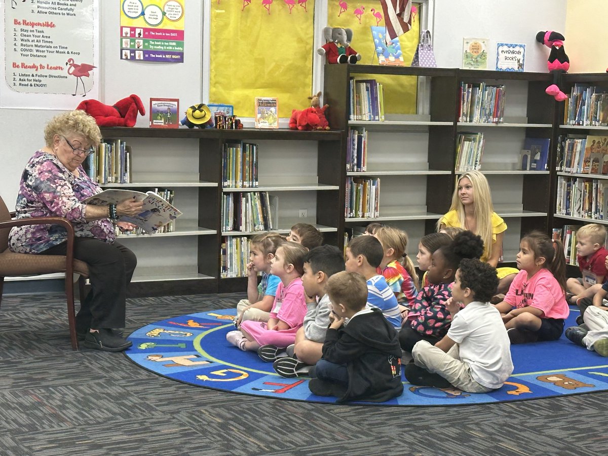 Mayor Judy Paul Joins Flamingo for Read for the Record Day!