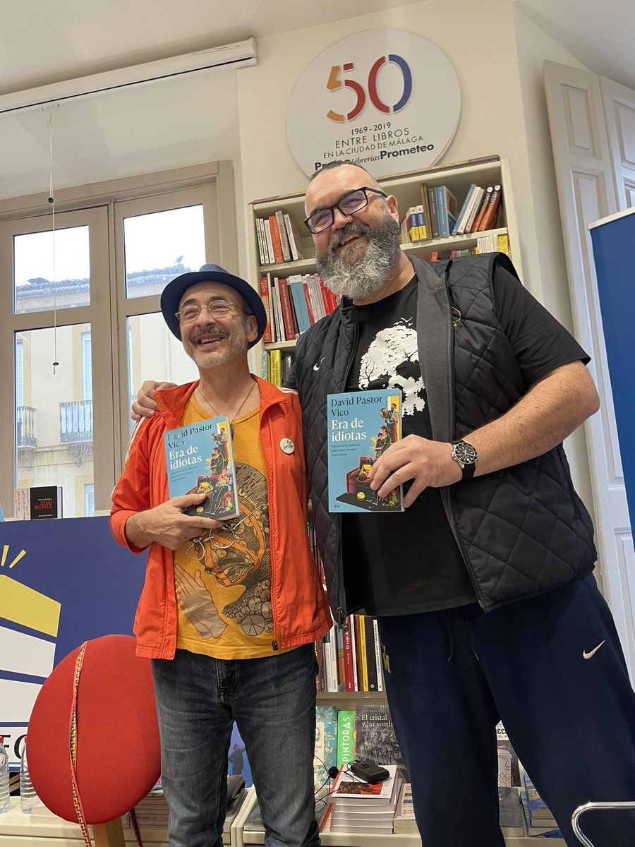 Ayer inauguramos la sección “Jóvenes del Tercer Piso” mis compañeras <a href="/esperanzamen_/">Esperanza Mendoza</a>, <a href="/viccoronasmb/">Vic Coronas</a> y yo,  un nuevo espacio de la <a href="/LibreriaProteo/">Librería Proteo</a> donde vestir nuestras curiosidades.

Gracias <a href="/granvico/">VICO</a> por compartir tu filosofía con nosotras y a <a href="/Pezdoblado/">Héctor Márquez</a> por la confianza.