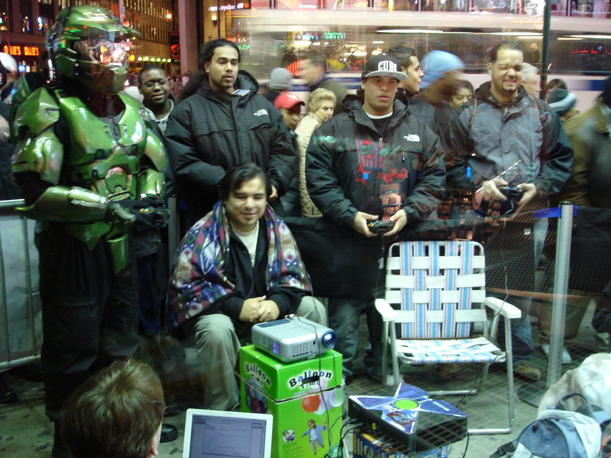 jimcush2's tweet photo. Halo 2 Launch Party At NYC Toys R Us flagship store - 20 years ago today 📷
#H2Memories  #Halo  #Halo2 https://t.co/ydTPneKYsf