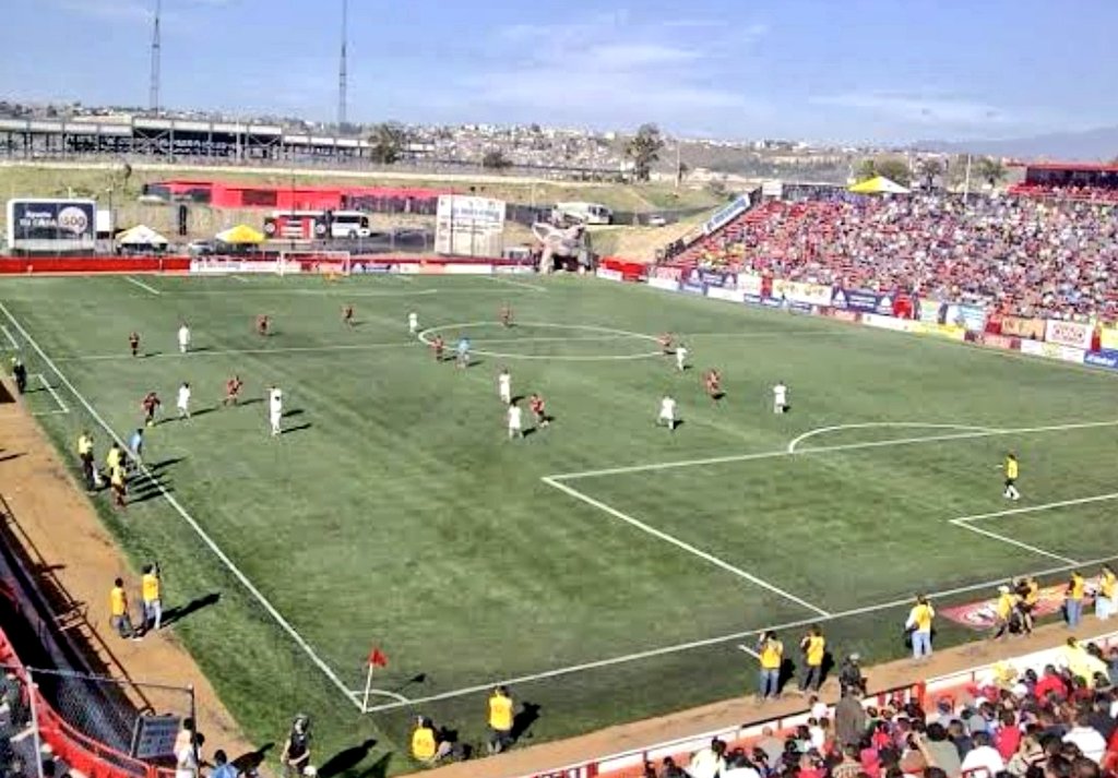 MXESTADIOS's tweet photo. Así era originalmente el Estadio Caliente, cuando Xolos pelea el ascenso allá por 2007. https://t.co/yoMJMK1Zrp