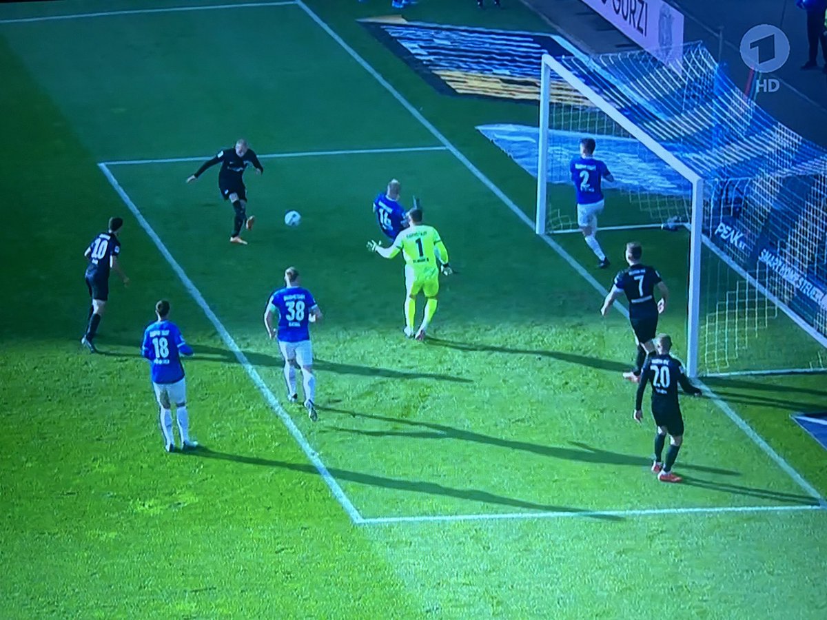graefe_manuel's tweet image. #Bundesliga2 #SVDBSC 1:2 #Hertha #Schiedsrichter gibt Tor.
#VAR soll bei glasklaren! Fehlern eingreifen-wie Kircher zu Recht betonte!Hier doch nicht!Vielleicht(!) Arm,aber nicht zu sehen..
Kein Darmstädter(4!) mit freien Blick sieht/reklamiert Hand-warum wohl nicht?! Weil Brust..