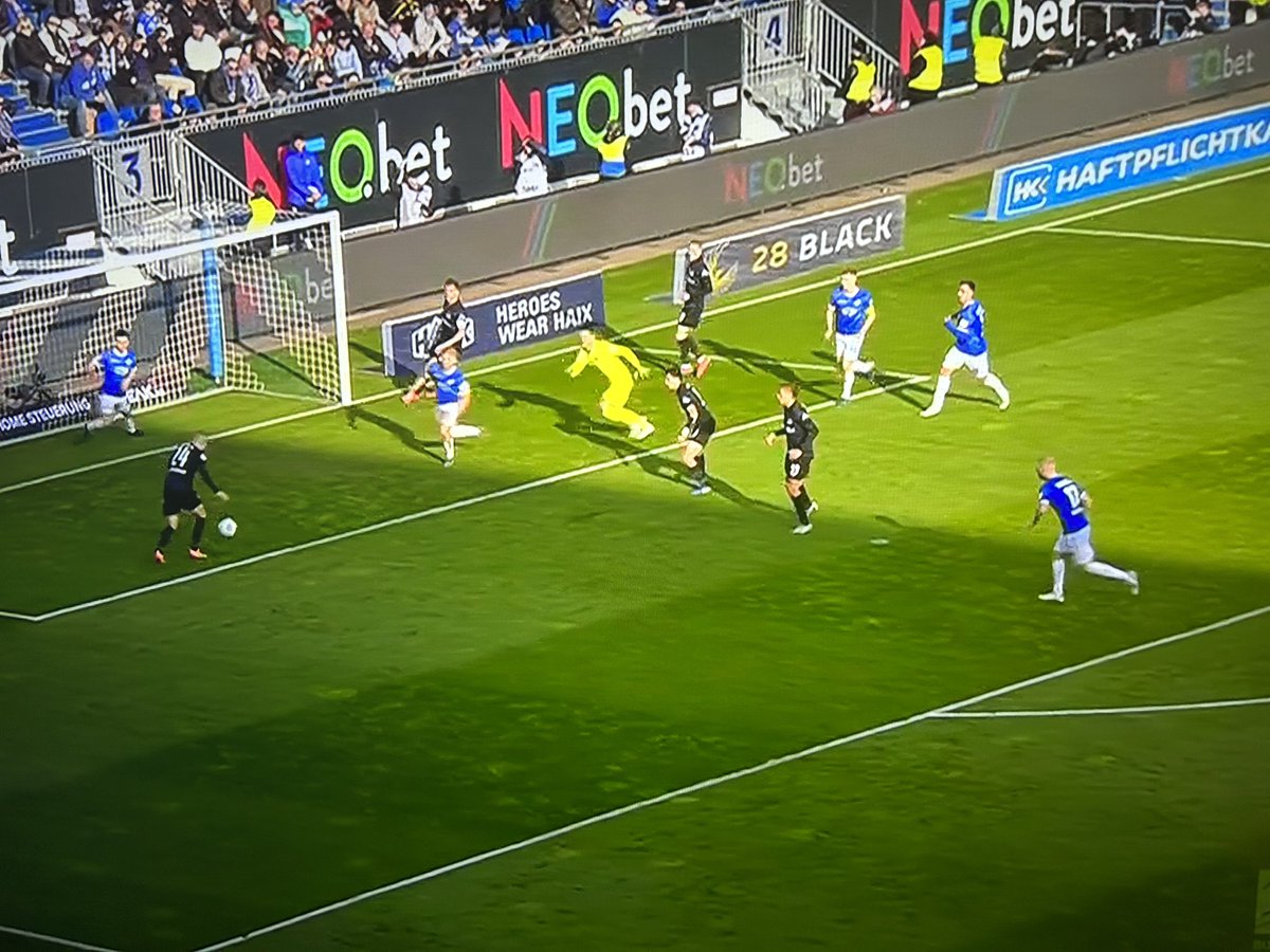 graefe_manuel's tweet image. #Bundesliga2 #SVDBSC 1:2 #Hertha #Schiedsrichter gibt Tor.
#VAR soll bei glasklaren! Fehlern eingreifen-wie Kircher zu Recht betonte!Hier doch nicht!Vielleicht(!) Arm,aber nicht zu sehen..
Kein Darmstädter(4!) mit freien Blick sieht/reklamiert Hand-warum wohl nicht?! Weil Brust..