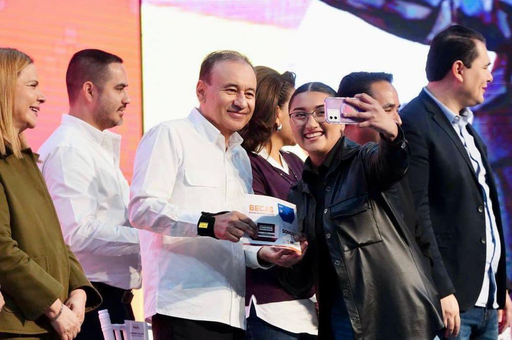 Deni Gastélum B. (@denigastelum) on Twitter photo Con mucha emoción, hoy acompañé al Gobernador <a href="/AlfonsoDurazo/">Alfonso Durazo</a> a la entrega de becas a más de 6,900 estudiantes de nuestra Universidad de Sonora.
Este apoyo es para que sigan adelante sin que las limitaciones económicas se interpongan en sus sueños. Con mucha emoción, hoy acompañé al Gobernador <a href="/AlfonsoDurazo/">Alfonso Durazo</a> a la entrega de becas a más de 6,900 estudiantes de nuestra Universidad de Sonora.
Este apoyo es para que sigan adelante sin que las limitaciones económicas se interpongan en sus sueños.