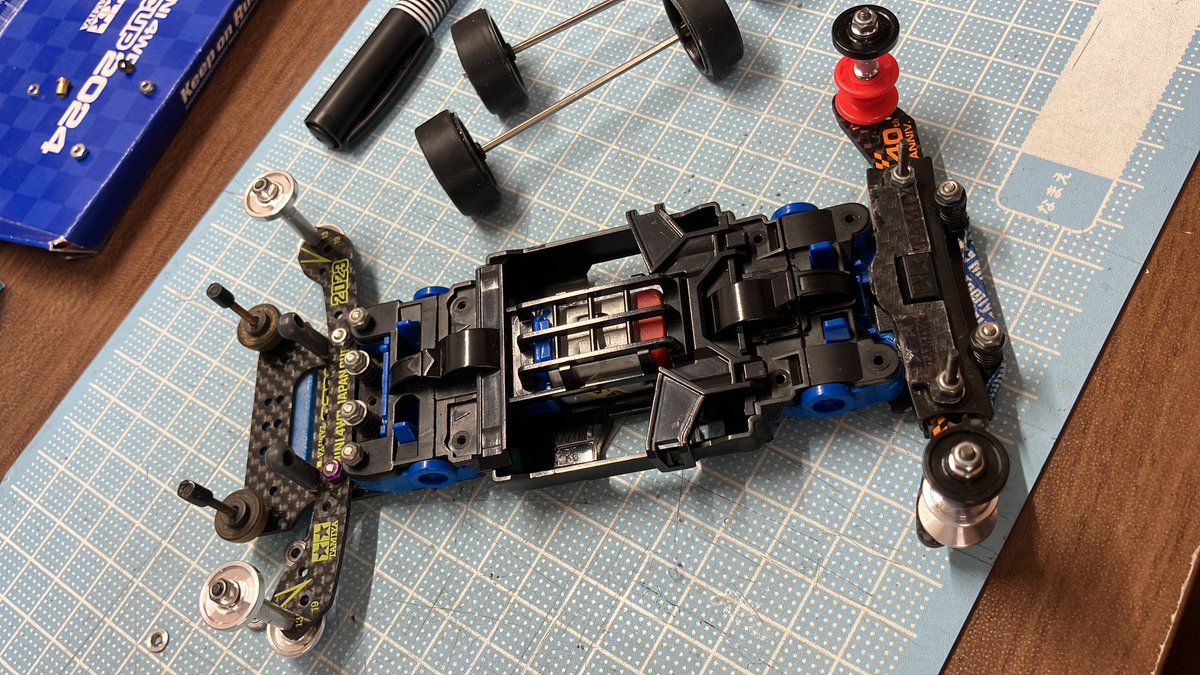 bakuhira1990's tweet photo. 今日のMRFカップはレースギリギリの参加になりそうなので、家にいるうちにセッティング変更しときます。
おNEWの黒ローフリタイヤ実装します。
#mini4dw https://t.co/HwXiMxOugU