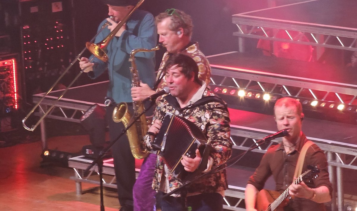 Thedesian_Josh's tweet photo. Another fantastic opportunity to watch the AMAZING @bellowheaduk live @ Portsmouth Guildhall with support from the ever wonderful @TheLongestJohns this eve! 🎻 🎶 https://t.co/tqd8vPpz5L