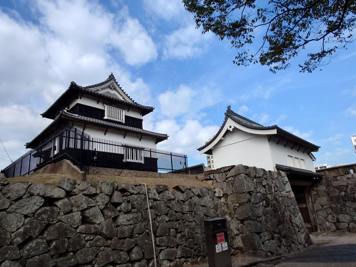 pianon97's tweet photo. 2024.11.09　福岡市 いろいろ

コンサートの前に、Cafeの近くの福岡城（伝）潮見櫓 へ🏯

お昼は KUSUKUSUさんでランチ🍛

ランチのあとは、併設の Gallery KUSUNOKIさんで、熊本凌大さんの個展「蕾」 😊

クリスマスアドベントまでの時間で、福岡市美術館の「僊厓展」と「東光院のみほとけ」にも ✨ https://t.co/kjCTcG6jgt
