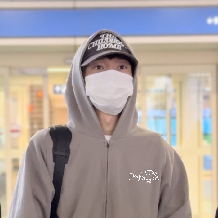 apriljongdae's tweet photo. we were literally screaming YOU ARE MY HOME to jongdae during fp and he wore THE CHILDHOOD HOME cap when leaving Malaysiaโฆ.he knows ๐ฅน๐ค๐ค๐ค
#CHENisMYhome #CHENinKL https://t.co/IZWElSe1gI