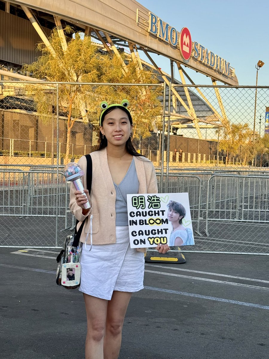 outfit for the day! i’m in the vip check-in line right now~