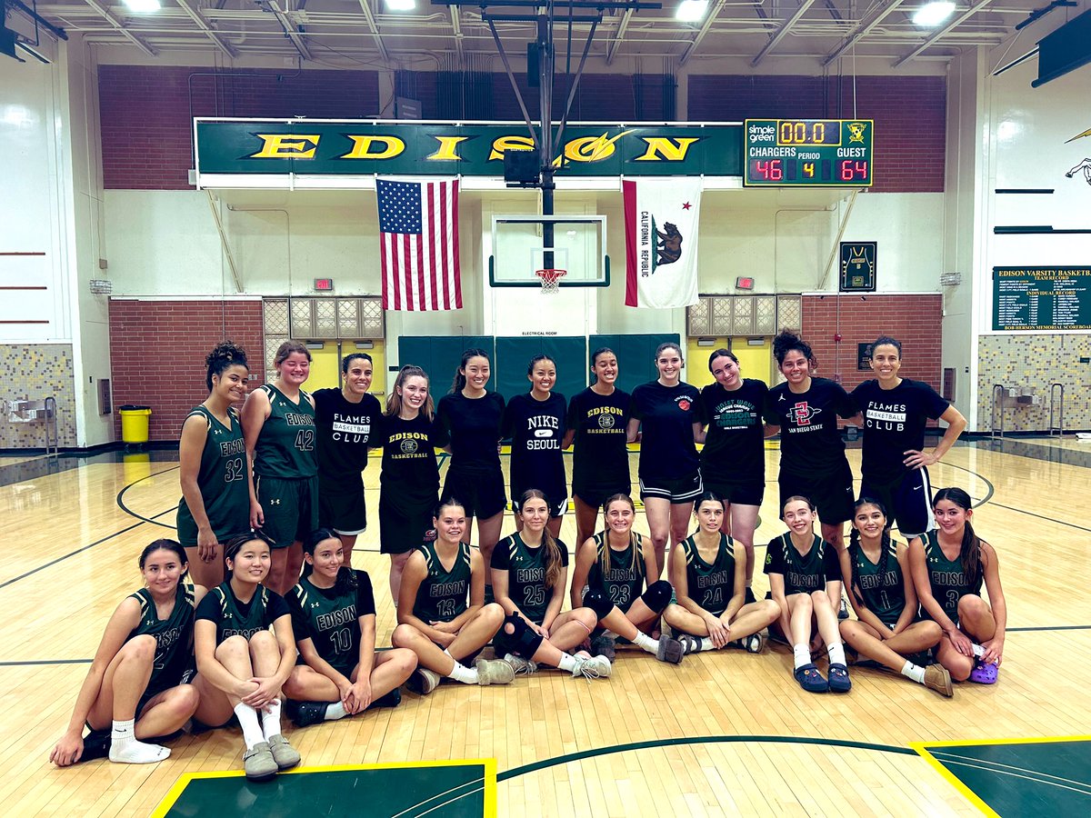 ZiemannTwins's tweet image. Great Day to be a Charger. 💚 We got to experience our first GBB Edison HS alumni game. Last time we took this court for a regulation game was 2002. Felt good to be back home ⚡️

#gochargers #class2002 #chargerpride 

@Rachzee33 @CoachBzee @EdisonGbb