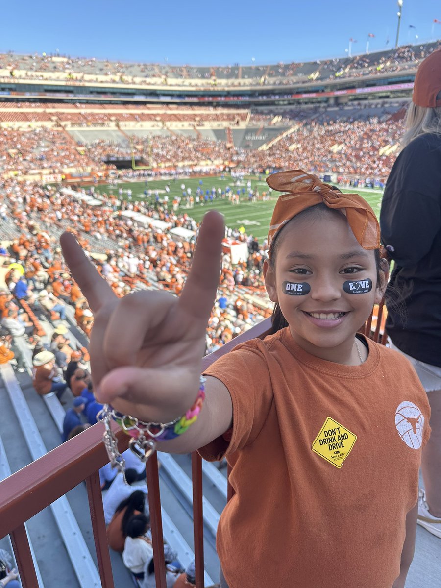 NanniiSweets23's tweet photo. Elisa First UT Game ! #HookEm 🤘🏼 https://t.co/EmRkhFPXYr