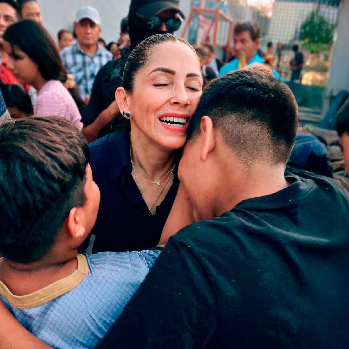 LuisaGonzalezEc's tweet photo. Así se siente el poder en la gente. ♥️ 

Gracias por tanto amor y esperanza, mi querido Guasmo Sur! https://t.co/vJPv924rzV