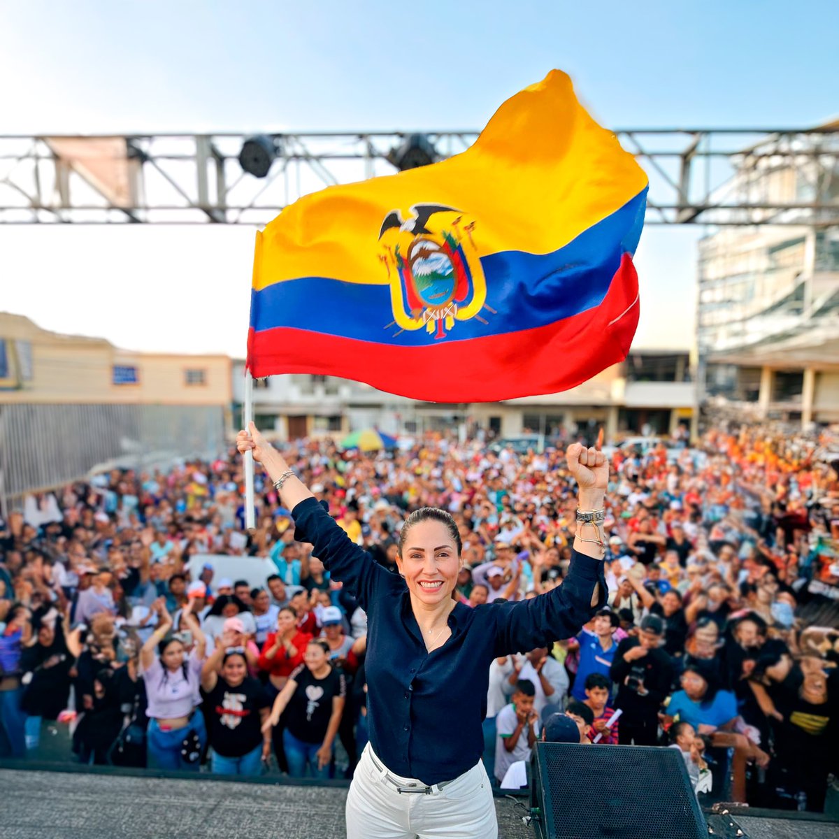 LuisaGonzalezEc's tweet photo. Así se siente el poder en la gente. ♥️ 

Gracias por tanto amor y esperanza, mi querido Guasmo Sur! https://t.co/vJPv924rzV